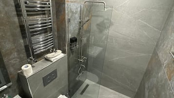 Executive-Doppelzimmer | Badezimmer | Dusche, Regendusche, Haartrockner, Hausschuhe