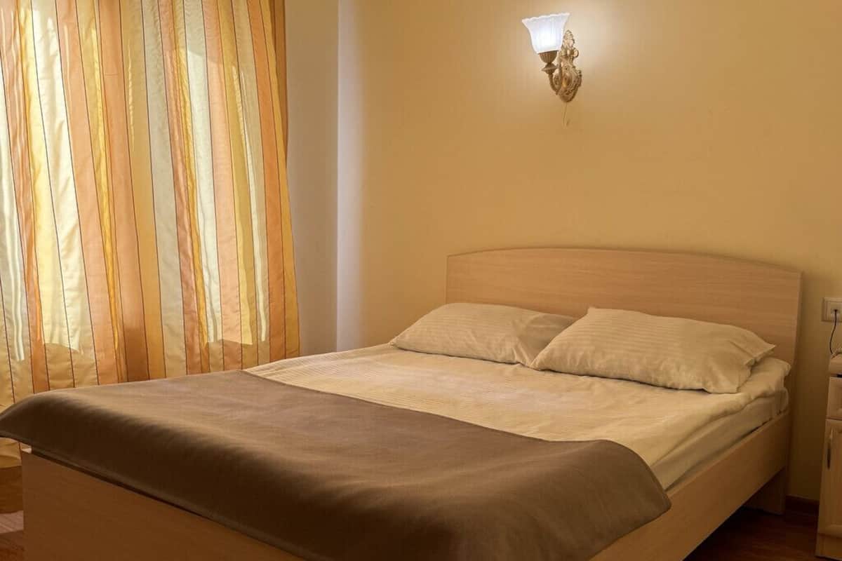 Standard Double or Twin Room | Desk, soundproofing, WiFi (free), bed sheets