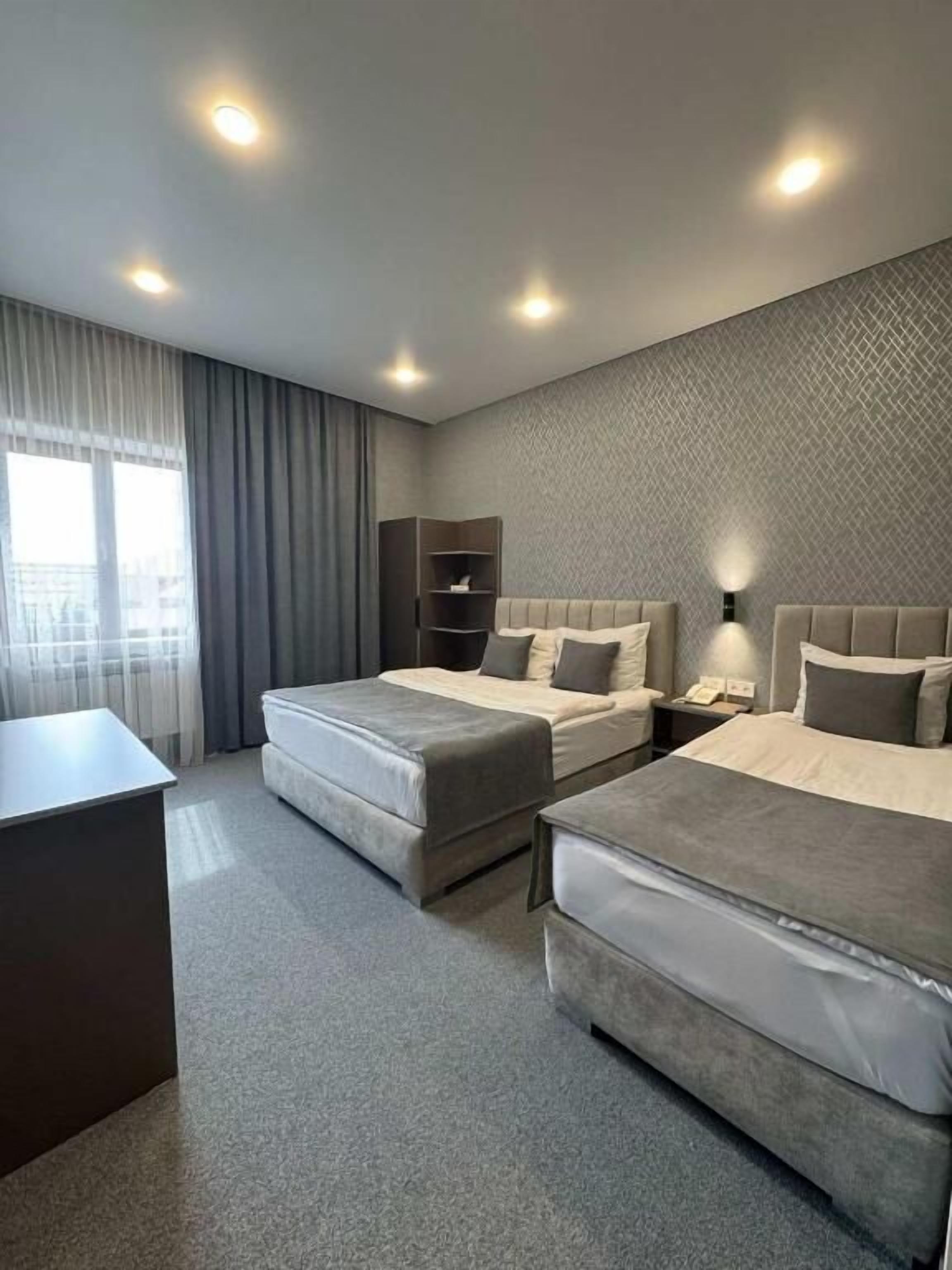 Deluxe Triple Room | Desk, soundproofing, WiFi (free), bed sheets