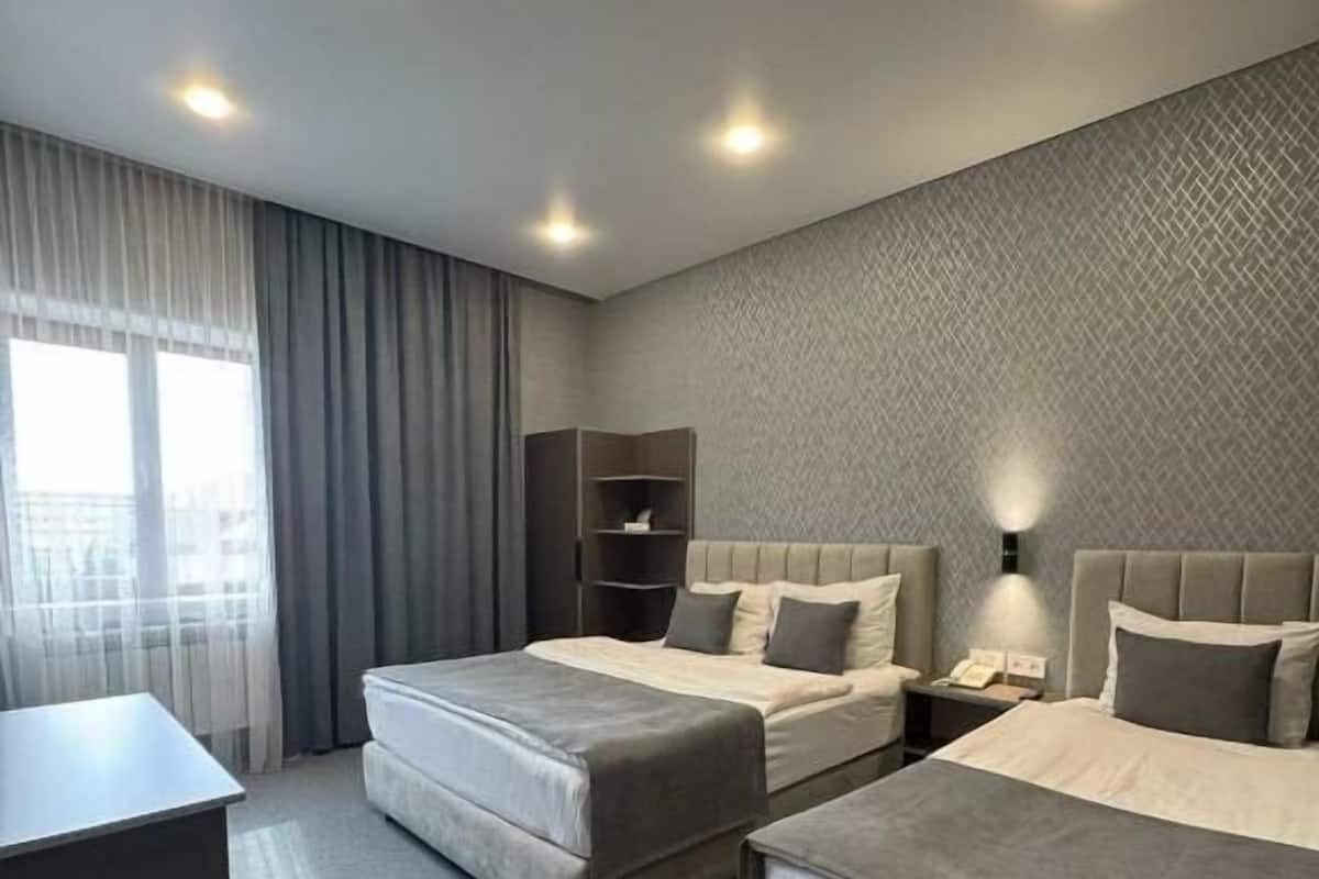 Deluxe Triple Room | Desk, soundproofing, WiFi (free), bed sheets