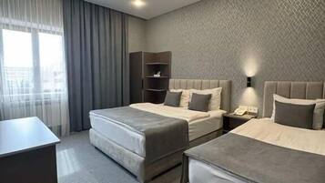 Deluxe Triple Room | Desk, soundproofing, WiFi (free), bed sheets