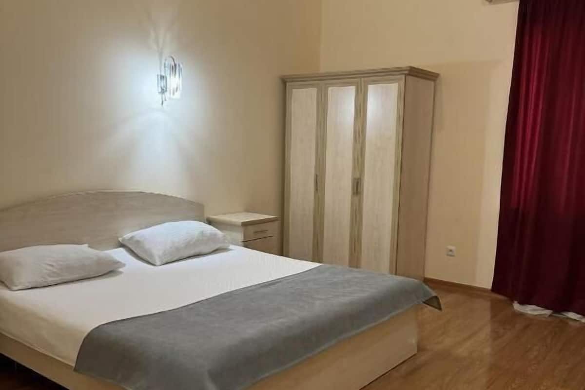 Family Room | Desk, soundproofing, WiFi (free), bed sheets