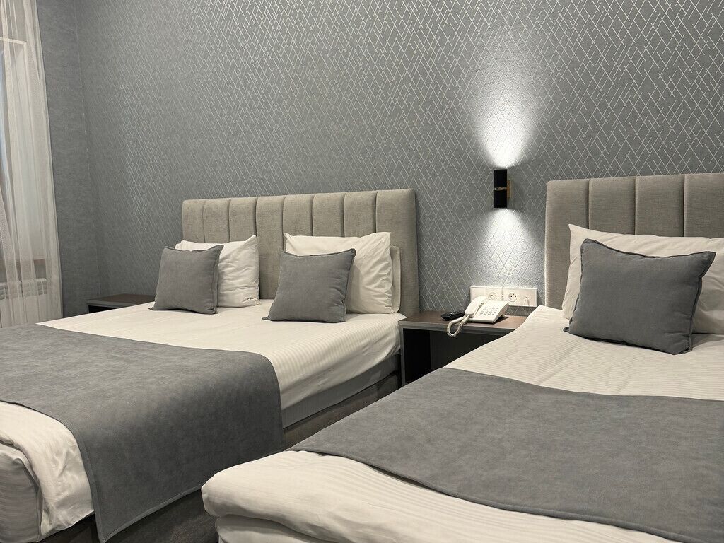 مكتب وتجهيزات عازلة للصوت وواي فاي مجانًا وملاءات أسرّة