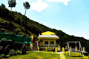 Property entrance - Mumukshu Resort (Pauri)
