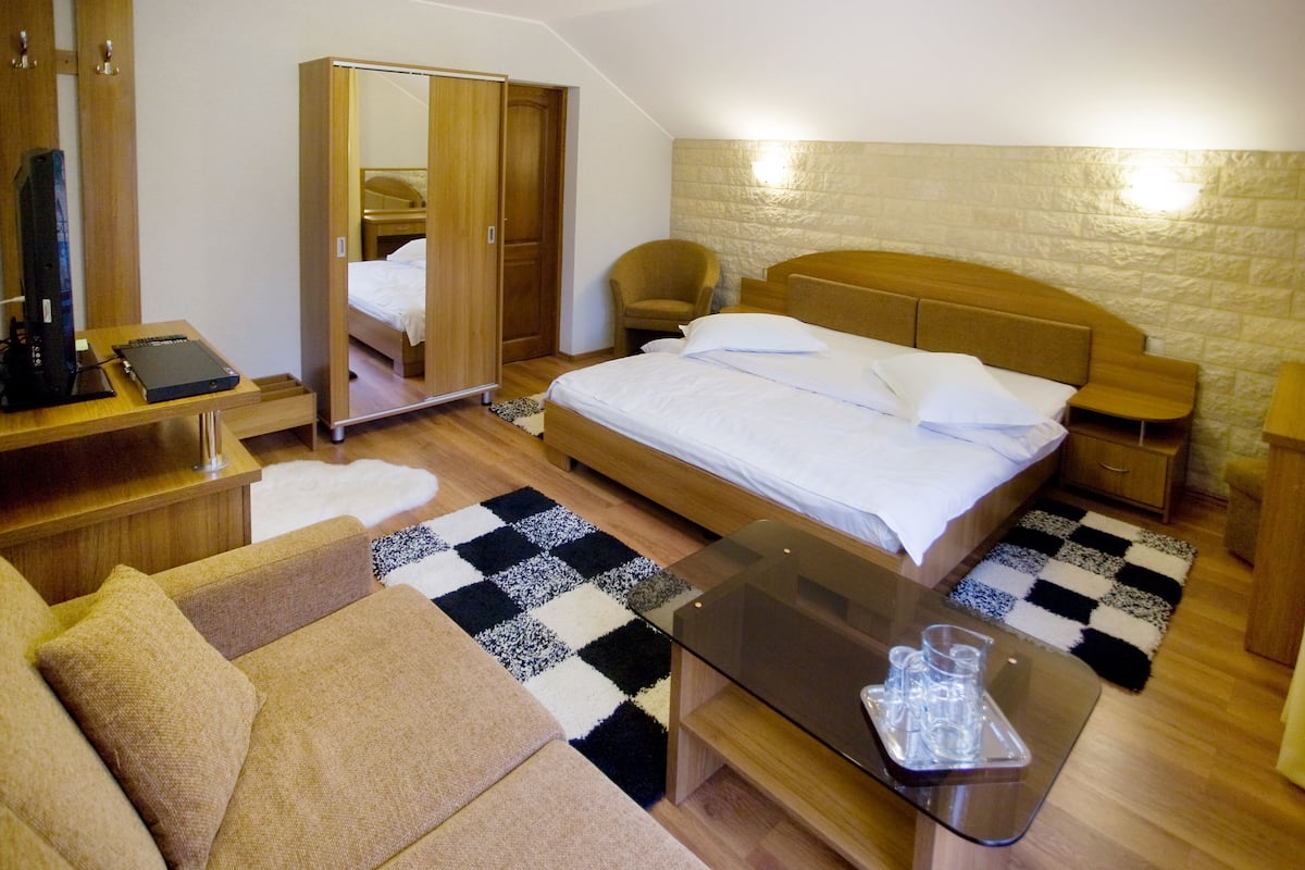 Comfort driepersoonskamer | 1 slaapkamer, luxe beddengoed, individueel gedecoreerd