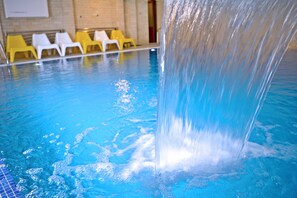 A swimming pool with a water feature in the center. - Resort EuroPark (Fundata)