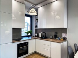 Apartamento clásico | Cocina privada | Frigorífico, horno, placa de cocina y hervidor eléctrico