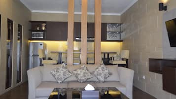 Familie villa, 2 slaapkamers | Woonruimte | Een flatscreentelevisie