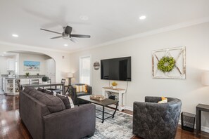 TV - Tower District Sanctuary - Clean and Functional (Fresno)