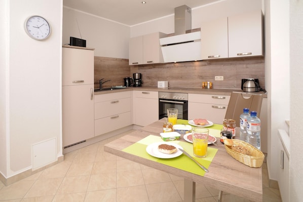 Kühlschrank, Mikrowelle, Herdplatte, Geschirrspüler