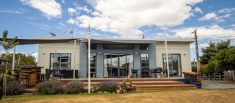 Tussock Retreat - Modern Open Plan, Huge Deck
