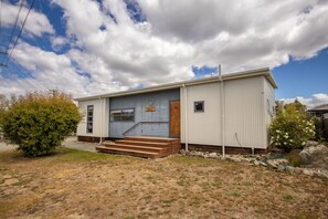 Exterior - Tussock Retreat - Modern Open Plan, Huge Deck (Twizel)