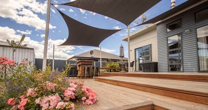 Tussock Retreat - Modern Open Plan, Huge Deck