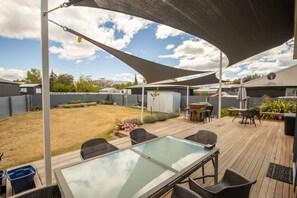 Outdoor dining - Tussock Retreat - Modern Open Plan, Huge Deck (Twizel)