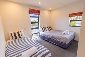 3 bedrooms, WiFi - Tussock Retreat - Modern Open Plan, Huge Deck (Twizel)