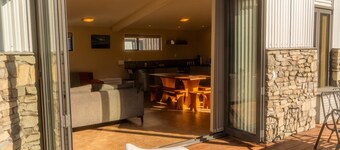 THE PERFECT GETAWAY - Sunny & Spacious WIFI FREE