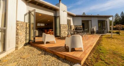 THE PERFECT GETAWAY - Sunny & Spacious WIFI FREE
