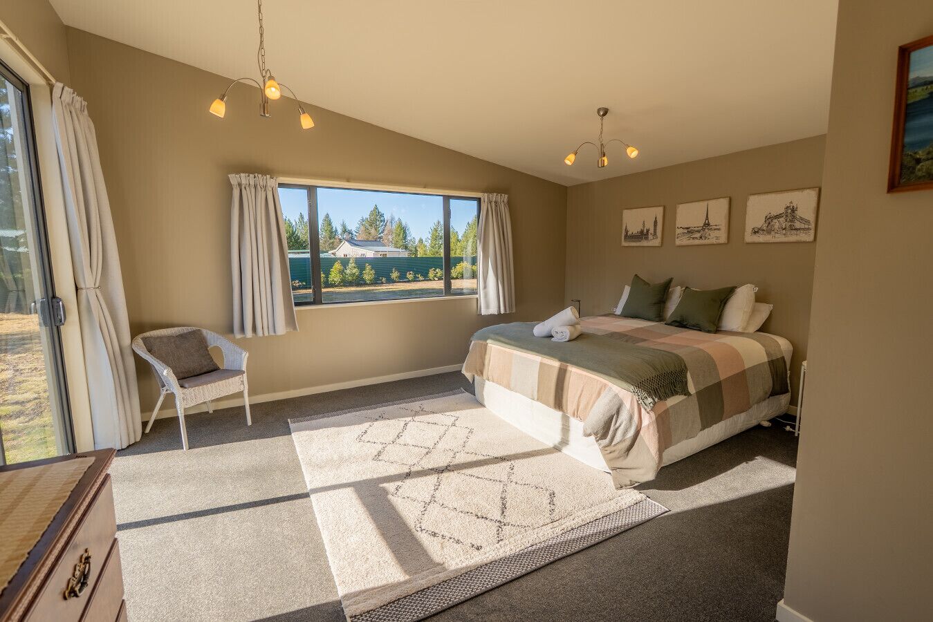 3 室のベッドルーム、WiFi (無料)、ベッドシーツ