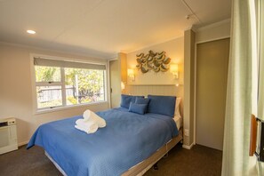 5 bedrooms, free WiFi, bed sheets - Spacious on Simons Street, Twizel - FREE WIFI (Twizel)