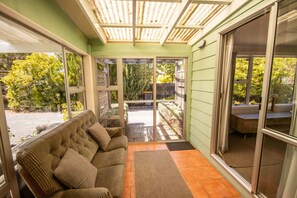 TV, fireplace - Spacious on Simons Street, Twizel - FREE WIFI (Twizel)