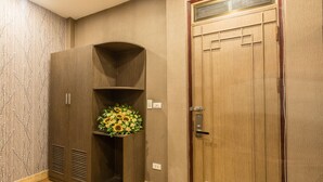 Superior Double Room | Wardrobe - Manmo Ha Noi Business Hotel (Hanoi)