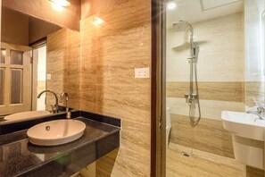 Deluxe Room | Bathroom | Shower, hydromassage showerhead, free toiletries, hair dryer - Manmo Ha Noi Business Hotel (Hanoi)