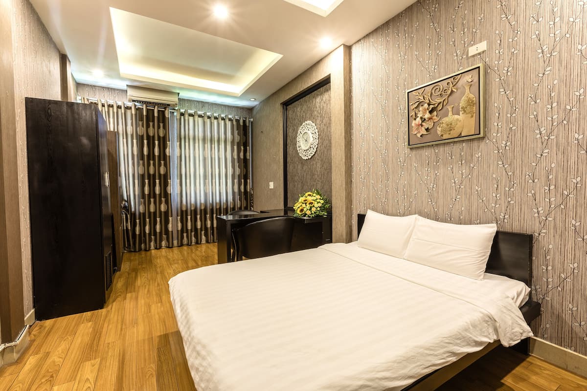 Minibar, desk, free WiFi