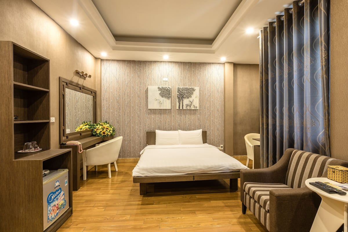 Minibar, desk, free WiFi