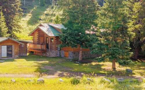 Rustic Mountain Cabin- Mountain Views, close to hiking and fishing