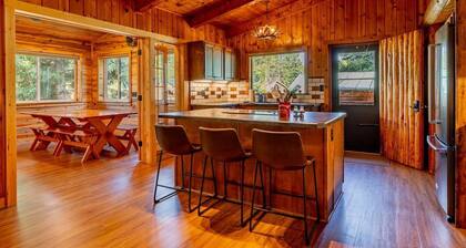 Rustic Mountain Cabin- Mountain Views, close to hiking and fishing