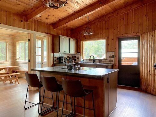 Rustic Mountain Cabin- Mountain Views, close to hiking and fishing