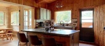Rustic Mountain Cabin- Mountain Views, close to hiking and fishing