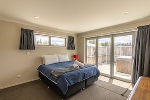 5 bedrooms, desk, WiFi, bed sheets