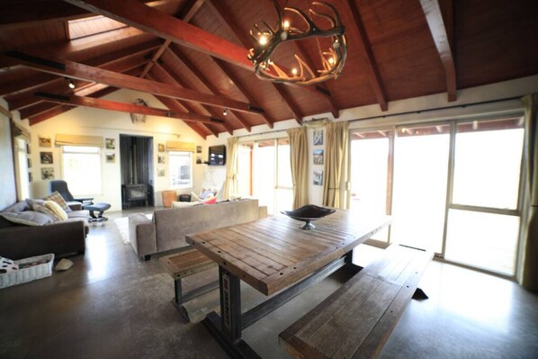 Interior - Raspberry Hut, Huge Spaces & Panoramic Views (Twizel)