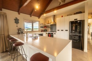 冷蔵庫、電子レンジ、オーブン、コンロ