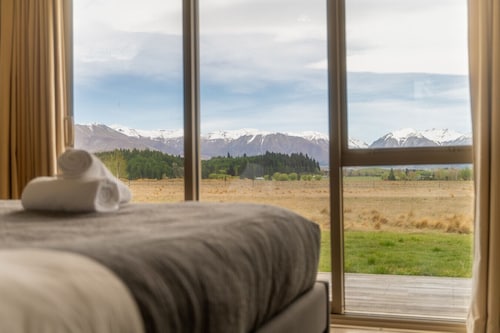 Raspberry Hut, Huge Spaces & Panoramic Views