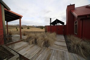 Terrace/patio - Raspberry Hut, Huge Spaces & Panoramic Views (Twizel)