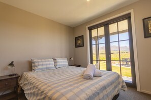 2 bedrooms, desk, WiFi, bed sheets