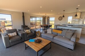 TV, fireplace - Mountain View Retreat, Twizel FREE WIFI (Twizel)