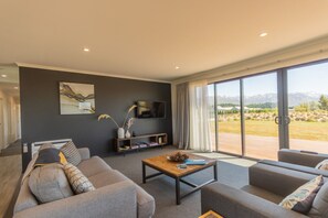 TV, fireplace - Mountain View Retreat, Twizel FREE WIFI (Twizel)