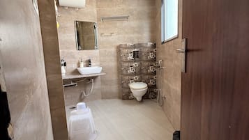 VIP Suite Room | Bagno | Doccia, set di cortesia gratuito, asciugamani