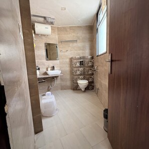 VIP Suite Room | Baño | Regadera, amenidades de baño gratuitas, toallas 
