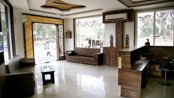 Lobby lounge