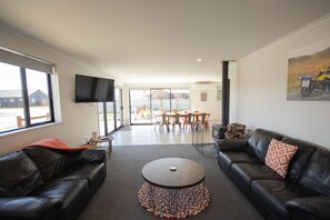 Smart TV, fireplace - Mackenzie Magic, Twizel - FREE WIFI (Twizel)