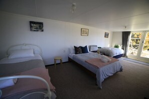 5 bedrooms, iron/ironing board, free WiFi, bed sheets