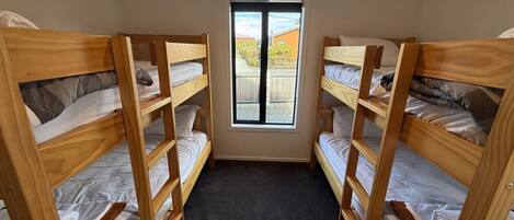 3 bedrooms, WiFi (free), bed sheets