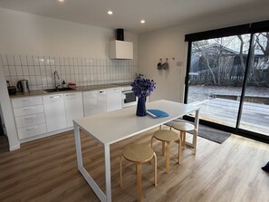 Kühlschrank, Mikrowelle, Ofen, Herdplatte