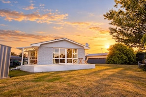 A single-story house with a covered porch, large windows, and a satellite dish. - Fantastic Family Home on Fraser -FREE WIFI -TWIZEL (Twizel)