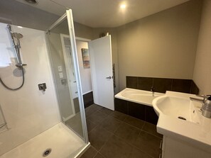 Een haardroger, handdoeken