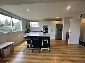 Een koelkast, een magnetron, een oven, een kookplaat